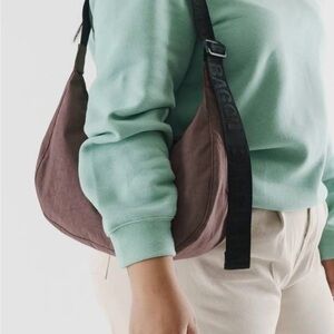BAGGU Medium Crescent Crossbody – Rare Color Peppercorn